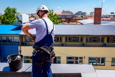 Endüstriyel dağcı onun ipleri hazırlayın