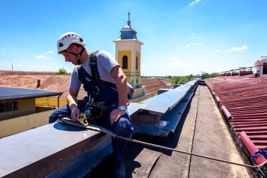 Endüstriyel dağcı onun ipleri hazırlayın