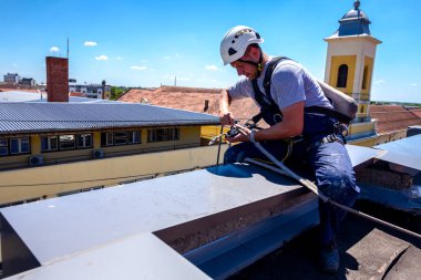 Endüstriyel dağcı onun ipleri hazırlayın