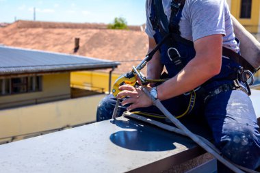 Endüstriyel dağcı onun ipleri hazırlayın