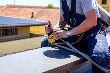 Endüstriyel dağcı onun ipleri hazırlayın