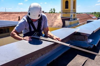 Endüstriyel dağcı kenar bina üzerinde gidiyor