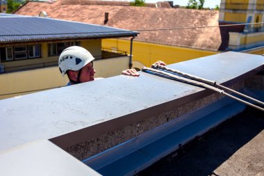 Endüstriyel dağcı kenar bina üzerinde gidiyor