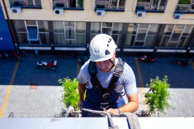 Endüstriyel dağcı kenar bina üzerinde gidiyor