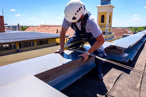 Endüstriyel dağcı kenar bina üzerinde gidiyor