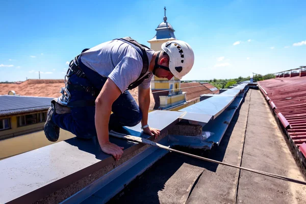 Industriella klättrare kommer över bygga kant — Stockfoto