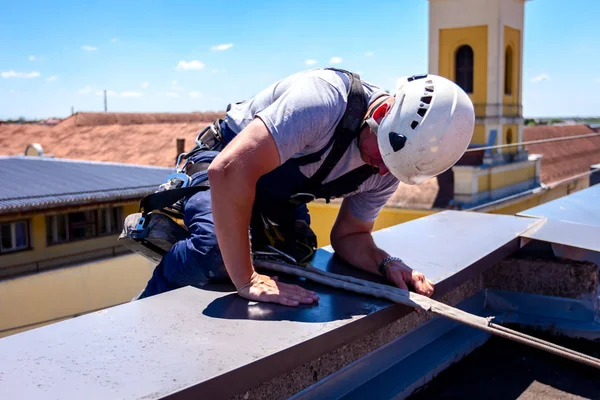 L'arrampicatore industriale sta superando il limite della costruzione — Foto Stock