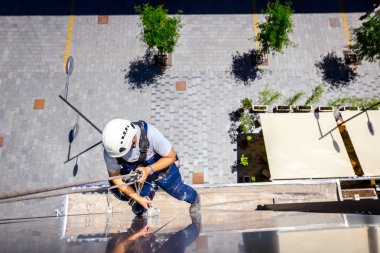 Endüstriyel dağcı yıkama, modern bir ofis Cephe Temizlik