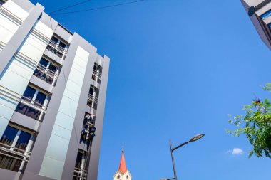 Endüstriyel dağcı yıkama, modern bir ofis pencere Temizleme