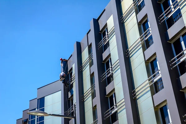 Escalador industrial es lavado, ventana de limpieza de una oficina moderna —  Fotos de Stock