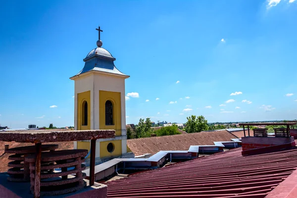 Clocher de l'église avec tôle sur le toit — Photo