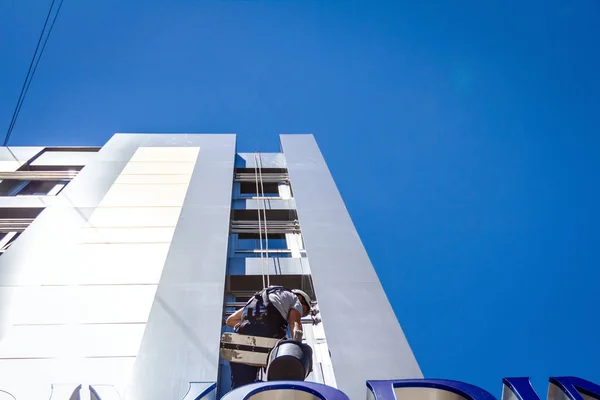 Escalador industrial es lavado, ventana de limpieza de una oficina moderna —  Fotos de Stock