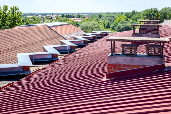 Schornstein aus Ziegeln, Dachbelüftungsanlage — Stockfoto