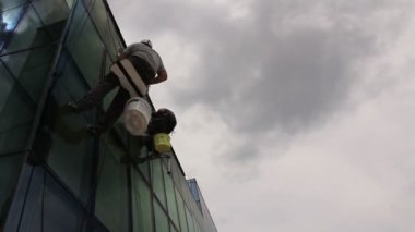 Endüstriyel dağcılar silikon windows arasında eklem üzerinde uygulamaktayız. Endüstriyel dağcılar silikon kauçuk dönemde binanın cam cephe arasında için başvuruyorsanız.