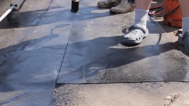 Yükleme Reçine Çatı Kaplama Takım Çalışması Isıtma Alev Tarafından Bitüm — Stok video