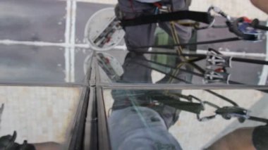 Silikon dolgu macunu silah ile windows arasında eklem üzerinde uygulama Closeup görünümü. Endüstriyel dağcı silikon kauçuk dönemde cam cephe bina arasında uygulanıyor.