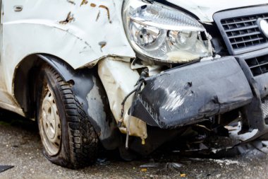 Trafik kazası sonra beyaz bir araba kırık Far