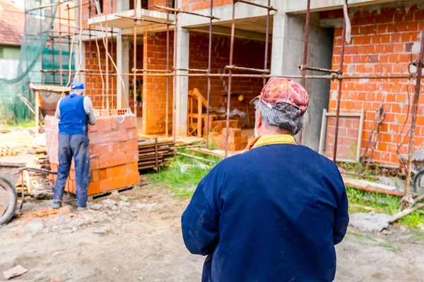 Boss oversees, control work on construction site — Stock Photo, Image