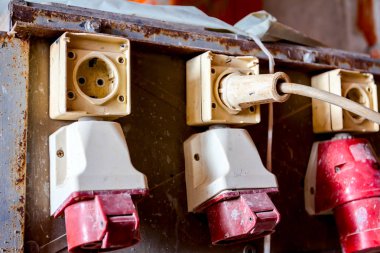 Endüstriyel elektrik prizleri, elektrik prizi, inşaat alanında.
