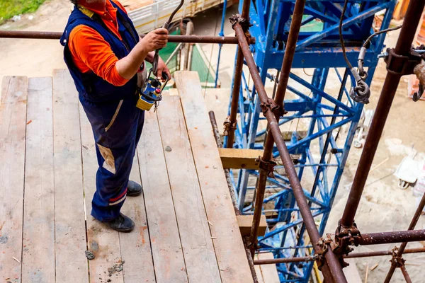 Ver a continuación en el trabajador que está preparando ganchos para la carga — Foto de Stock