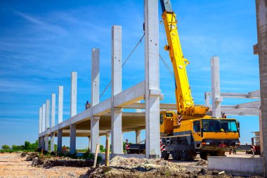 Mobil vinç büyük salona beton kiriş taşıyor