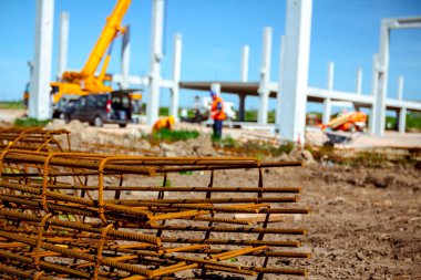 Paslı güçlendiren kafes, armatür geçici olarak yığılmış yığını