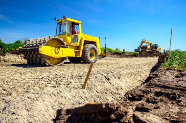 Sivri yol silindiri şantiyede çalışıyor