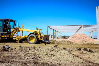 Grader şantiyede zemin tesviye olduğunu
