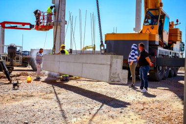 İşçi montaj ilişkisi fazla çimento sütun kesmek için değirmeni kullanıyor