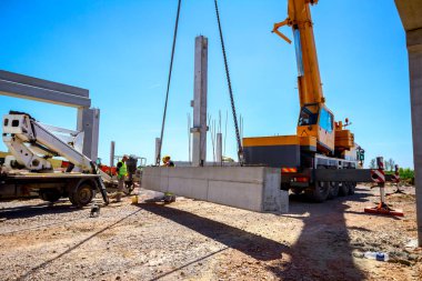 İşçi montaj ilişkisi fazla çimento sütun kesmek için değirmeni kullanıyor