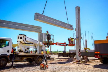 Mobil vinç büyük salona beton kiriş taşıyor