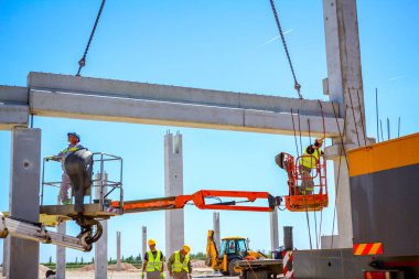 İşçi kiraz toplayıcı vinç yardımcı oluyor, denge ve dir tutmak