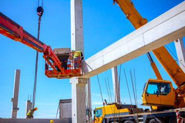 İşçi kiraz toplayıcı vinç yardımcı oluyor, denge ve dir tutmak