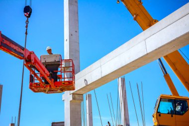 İşçi şantiyede yüksek kiraz toplayıcı yönetiyor