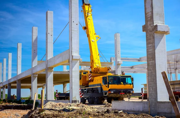 Mobil vinç büyük salona beton kiriş taşıyor