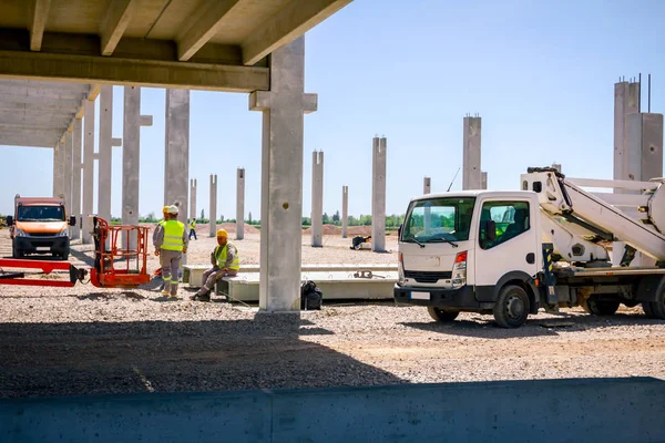 Cherry picker is parked at building site — Stock Photo, Image