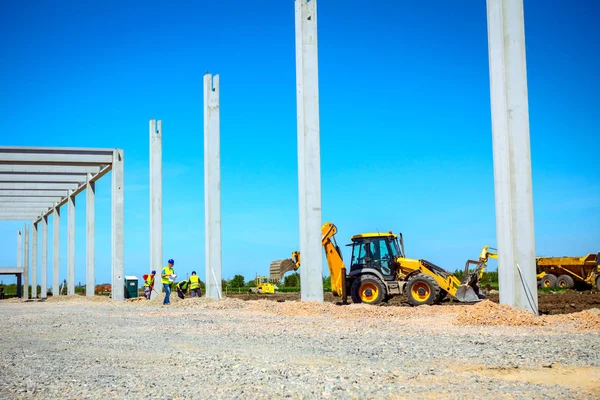 La excavadora está cavando en el sitio de construcción — Foto de Stock