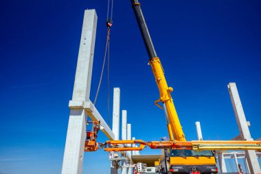 Mobil vinç büyük salona beton kiriş taşıyor