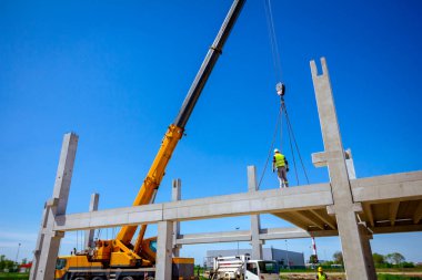 İşçi vincin denge ve somut yönünü korumasına yardım ediyor