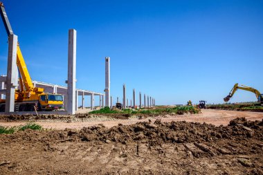 Şantiyede görünüm, bitmemiş beton yapı