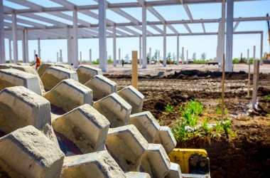 Sivri yol silindiri şantiyede çalışıyor