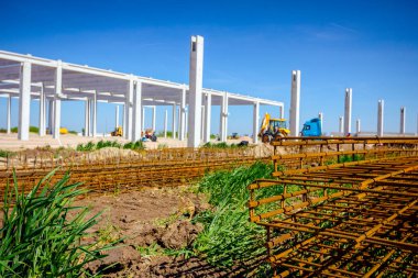 Paslı takviye profili yığını, geçici olarak istiflenmiş armatür