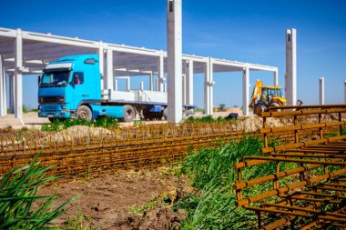 Paslı takviye profili yığını, geçici olarak istiflenmiş armatür