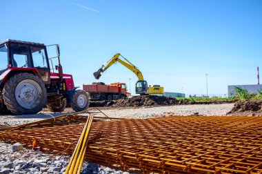 Paslı güçlendiren kafes, armatür geçici olarak yığılmış yığını