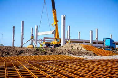 Paslı güçlendiren kafes, armatür geçici olarak yığılmış yığını