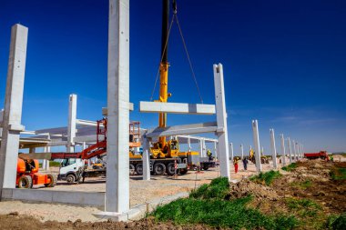 Mobil vinç büyük salona beton kiriş taşıyor