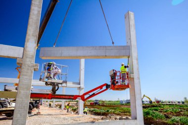 Mobil vinç büyük salona beton kiriş taşıyor