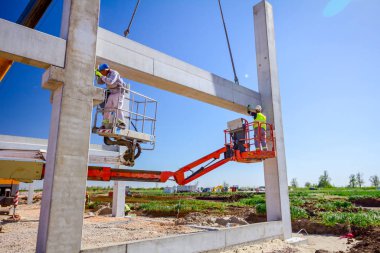 Mobil vinç büyük salona beton kiriş taşıyor