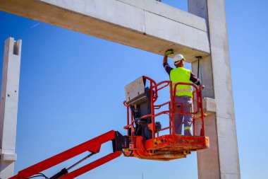 Mobil vinç büyük salona beton kiriş taşıyor