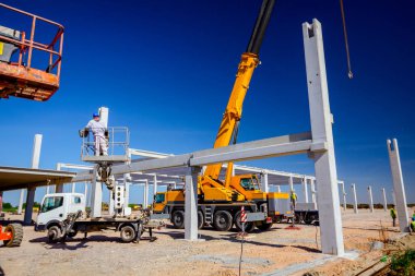 Mobil vinç büyük salona beton kiriş taşıyor